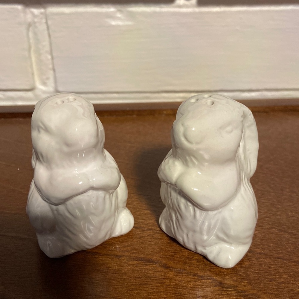 NEW IN BOX WHITE SCULPTED BUNNY SALT & PEPPER SHAKER SET